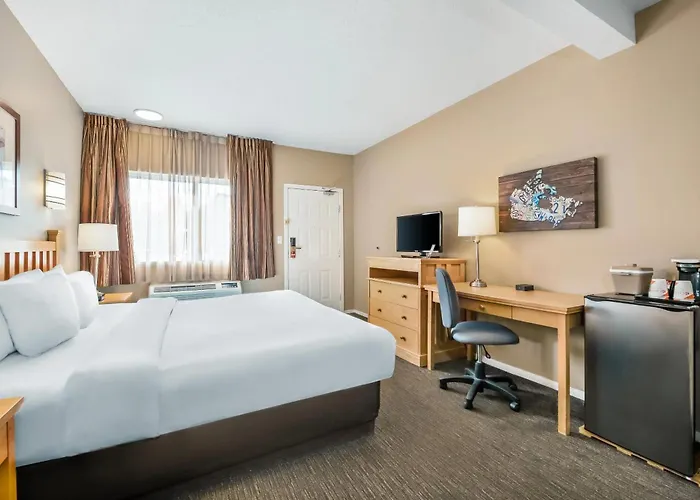 Econo Lodge Inn & Suites